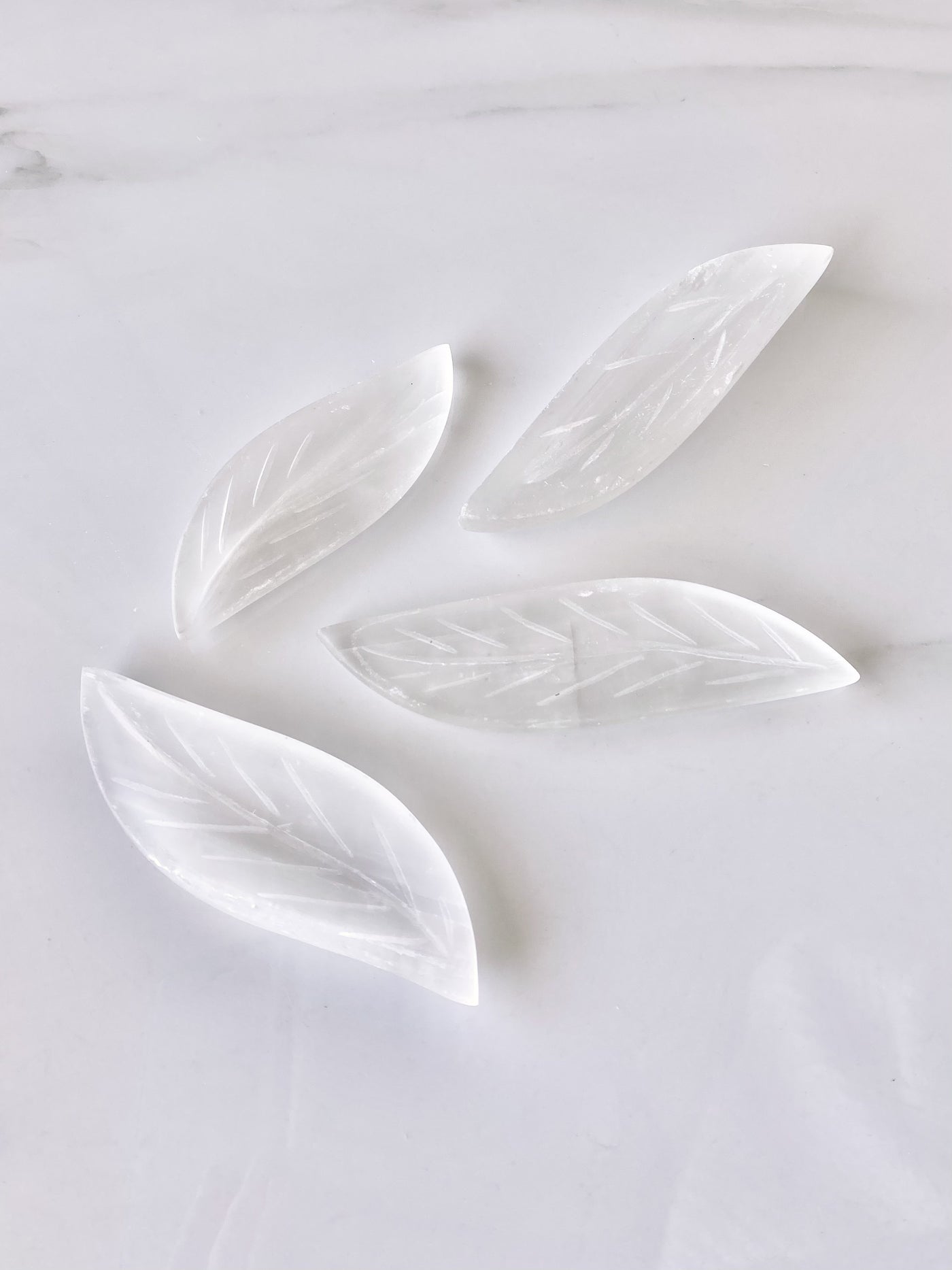 "Graceful Elegance Meets Natural Beauty: Selenite Engraved Leaf Dish"